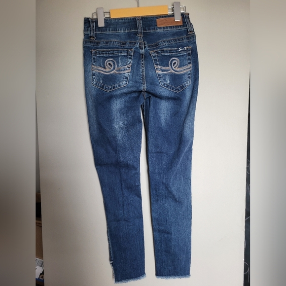 Seven7 Cropped Distressed Jeans in Blue, Size 4 (26x26) - Picture 3 of 8